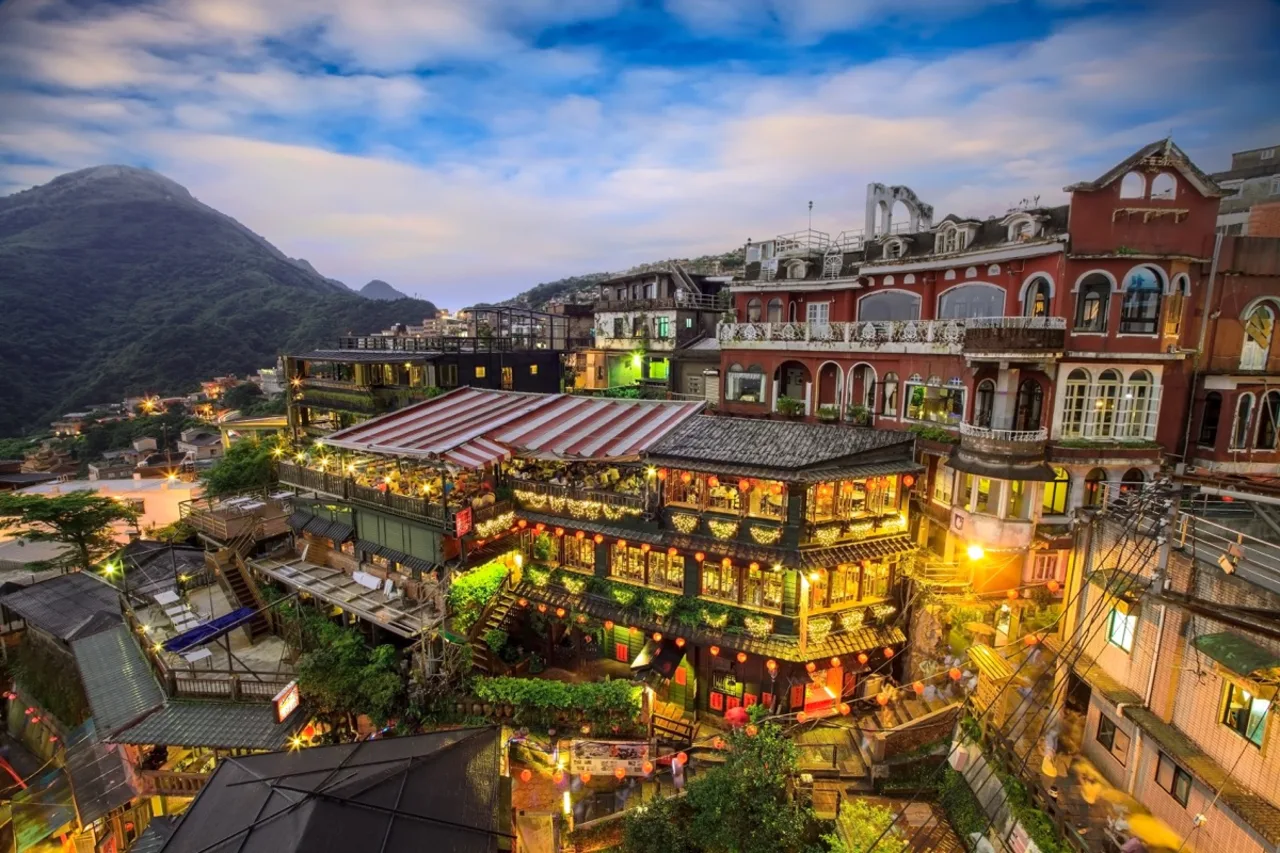 Yehliu, Jiufen, Shifen & Pineapple Cake DIY Day Tour (Tickets incl.)