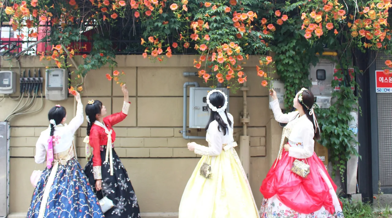Hanbok Rental near Gyeongbokgung Palace by Dorothy Hanbok
