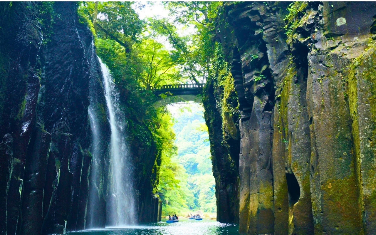 One-day trip to Kyushu Miyazaki: Kamishikimi Kumanoza Shrine & Takachiho Gorge & Ama-no-Iwato Shrine & Ama-no-Yasugawara (Departure from Fukuoka, including a special lunch)