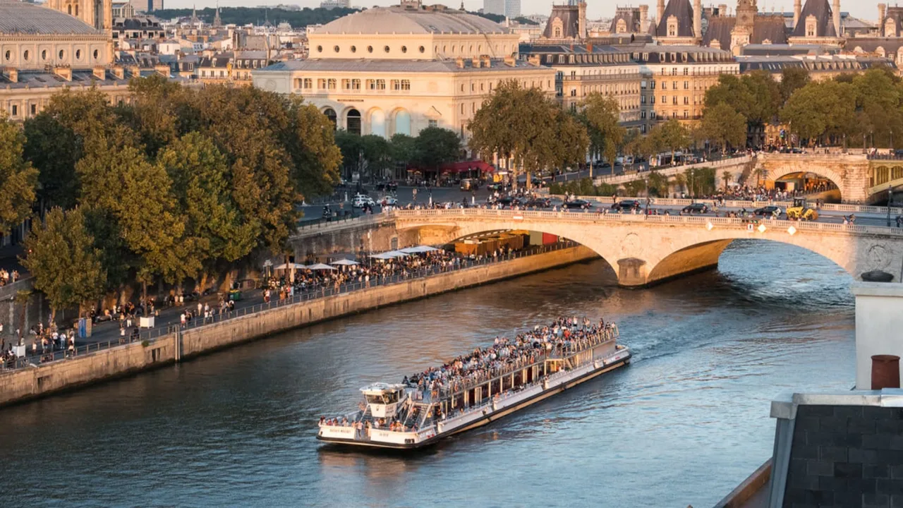 Seine River Sightseeing Cruise with Eiffel Tower Views