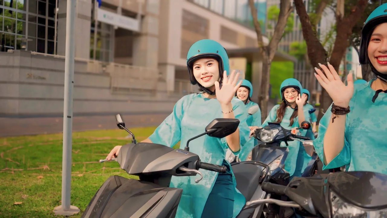 Street Food Tour & Sightseeing on Scooter in Ho Chi Minh City