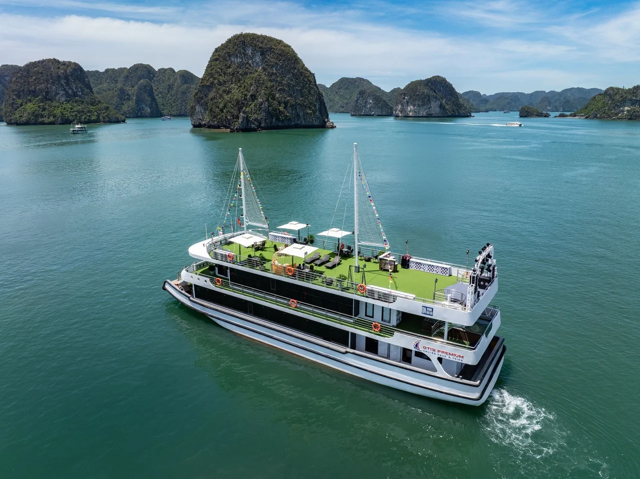 Otis Premium Day Cruise: Ha Long Bay, Sung Sot, Ti Top