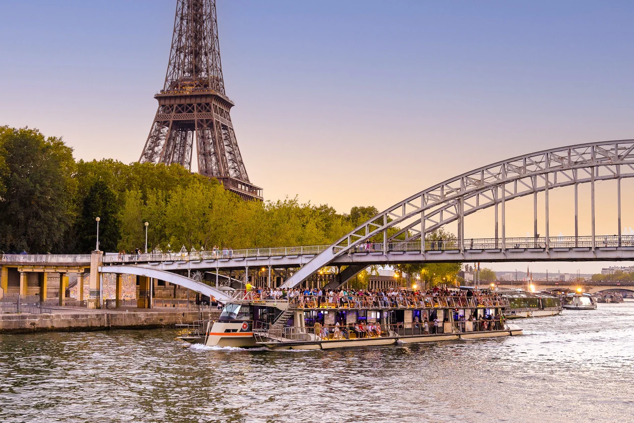 Seine River Sightseeing Cruise with Eiffel Tower Views