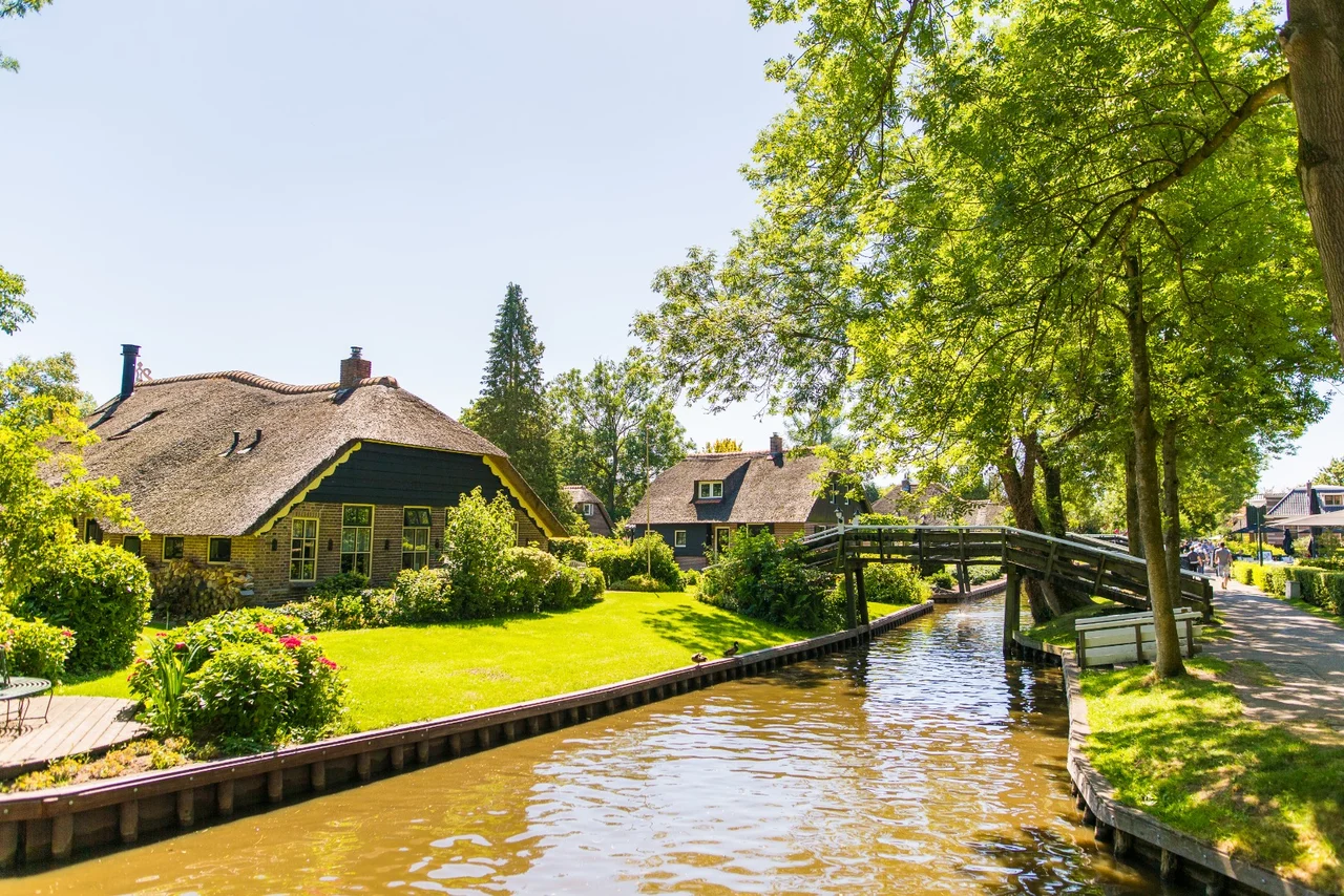 Giethoorn Day Tours with Traditional Boat Cruise