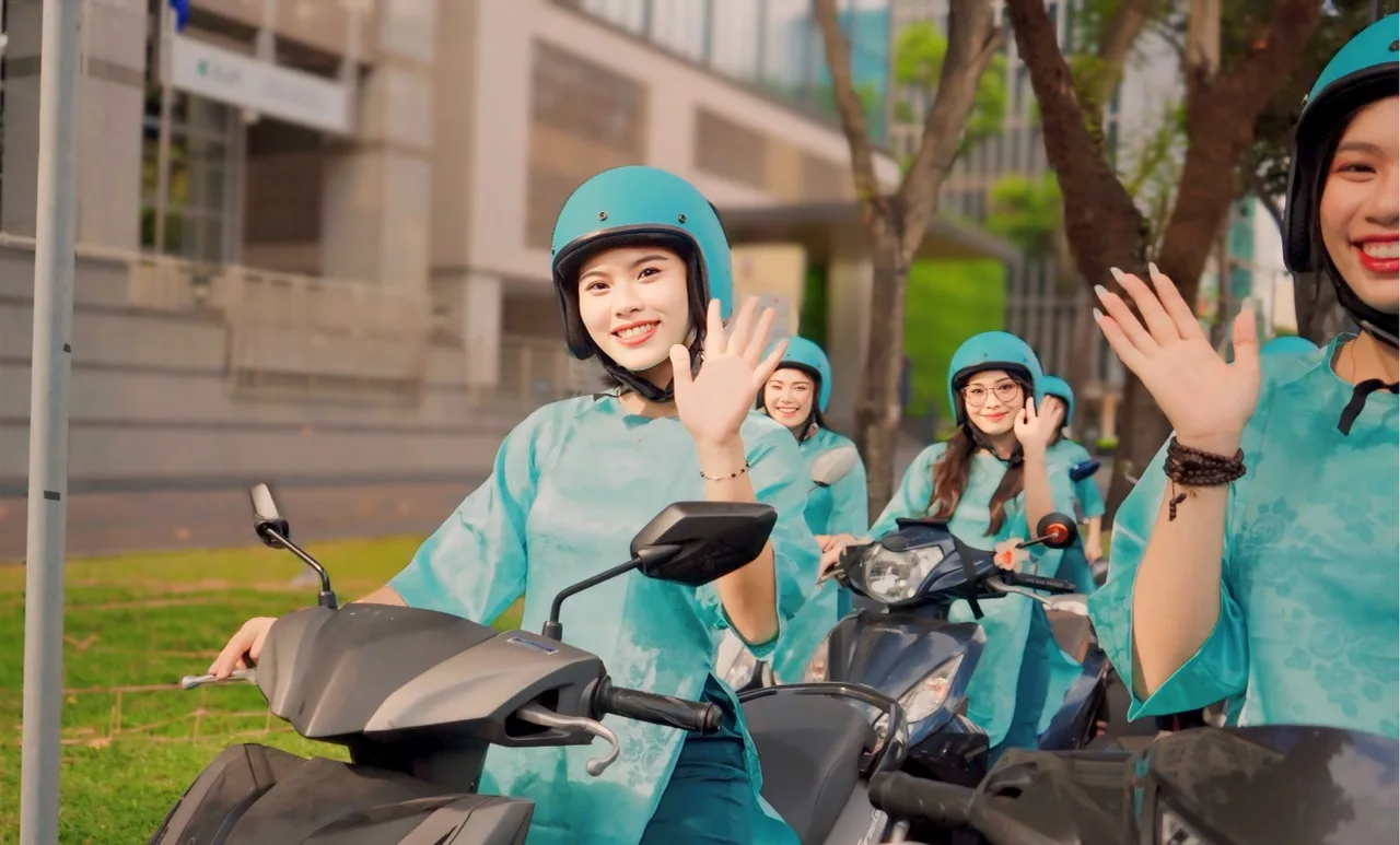 Street Food Tour & Sightseeing on Scooter in Ho Chi Minh City