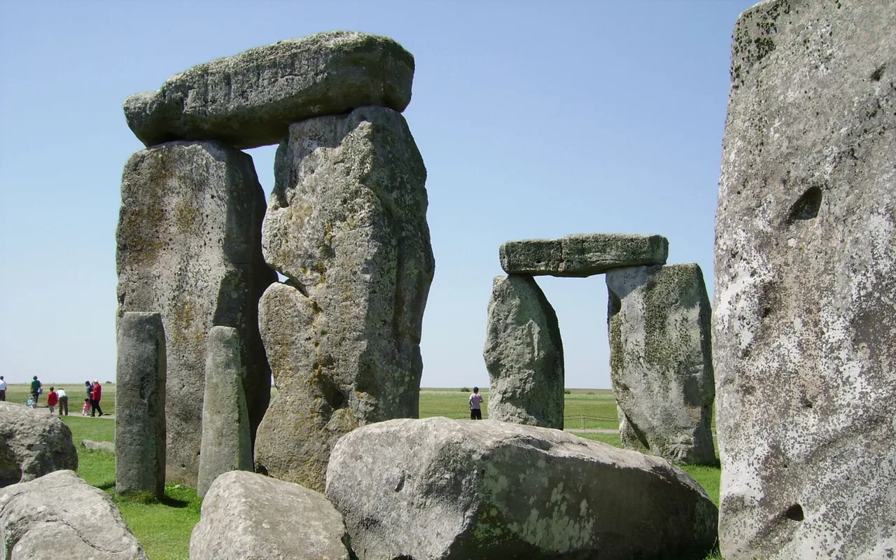 Stonehenge and Bath Day Tour from London with Optional Windsor
