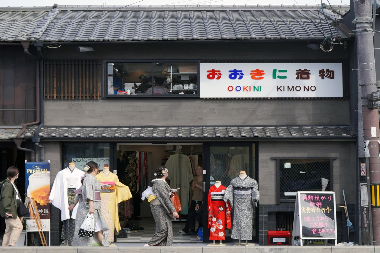 Kyoto Kimono & Yukata Rental Experience & Japanese Style Makeup & Photo Shoot (Ookini Kiyomizu Temple Main Store)