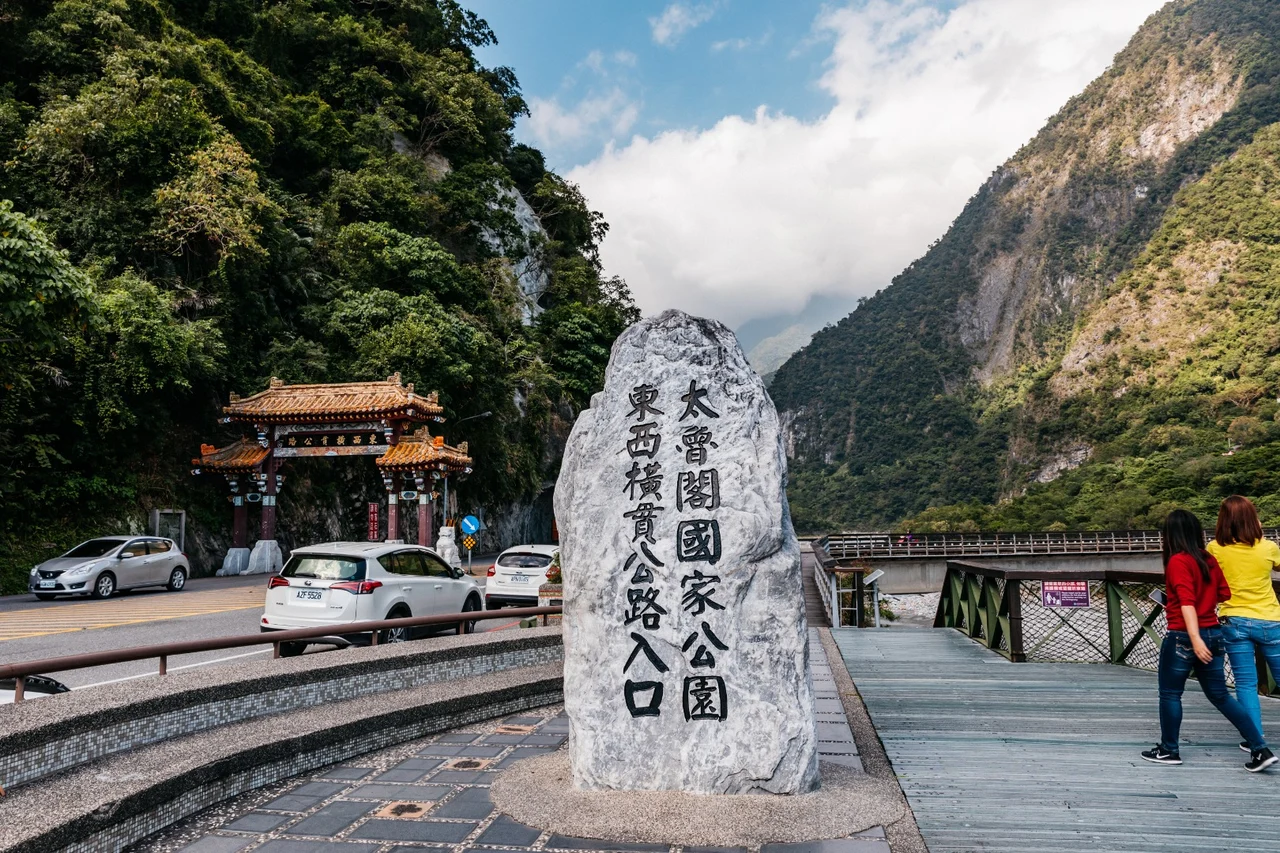 Hualien Departure: Hualien Car Rental with Driver to Taroko Gorge/Qingshui Cliffs/Container starbucks/Qixingtan