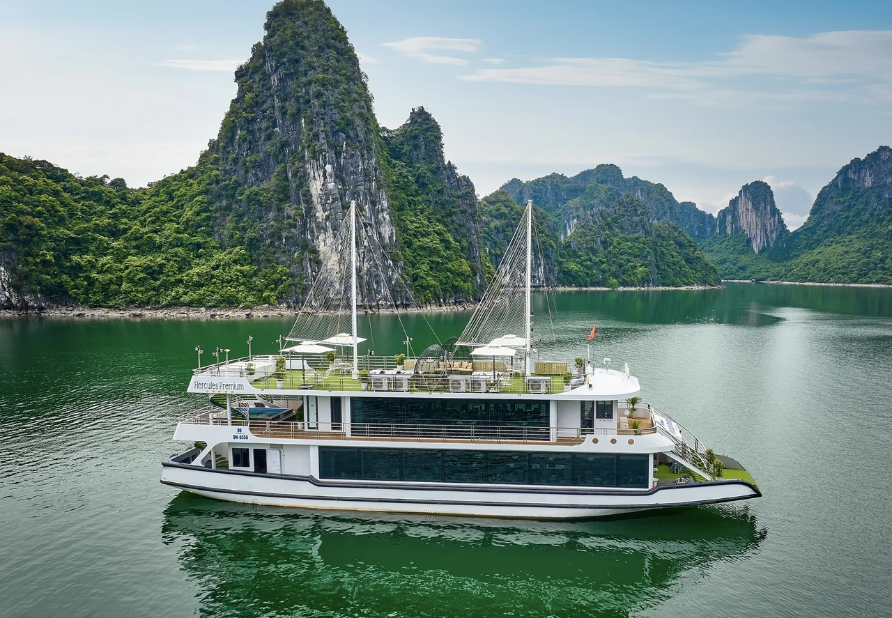 Hercules Premium Day Cruise: Ha Long Bay with Sung Sot & Ti Top