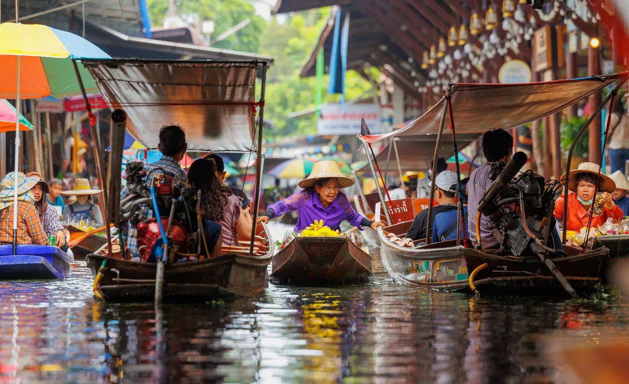 Damnoen Saduak Floating Market and Maeklong Railway Market Tour