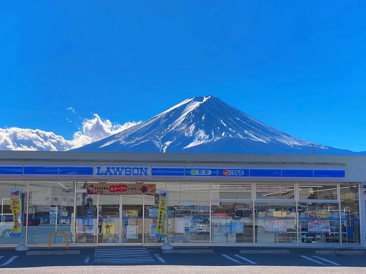 Mount Fuji popular scenic spot one-day tour: Ladder Town, Oshino Hakkai, Kawaguchiko, Lawson convenience store (departing from Tokyo Station or Shinjuku Station)
