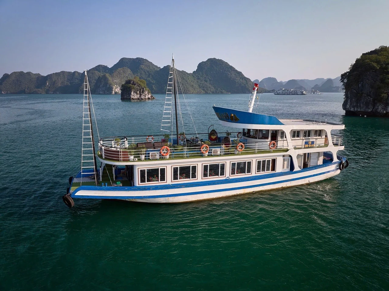 Reina Day Cruise: Ha Long Bay with Sung Sot and Ti Top