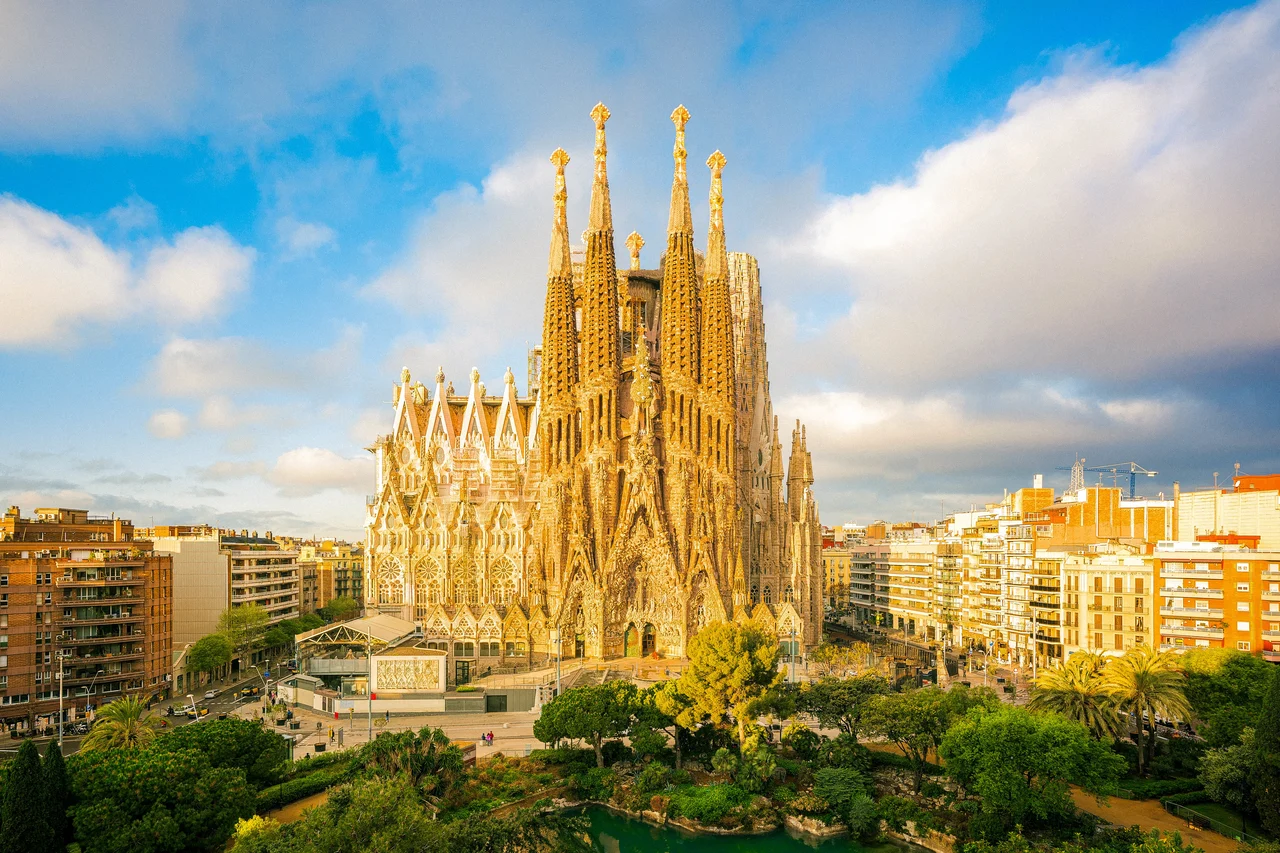 Barcelona: Sagrada Familia Guided Tour with Optional Tower Access