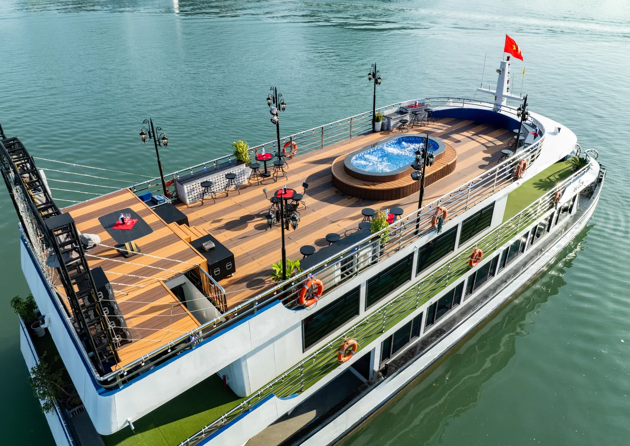 Jewels of the Bay Day Cruise: Ha Long Bay with Sung Sot & Ti Top