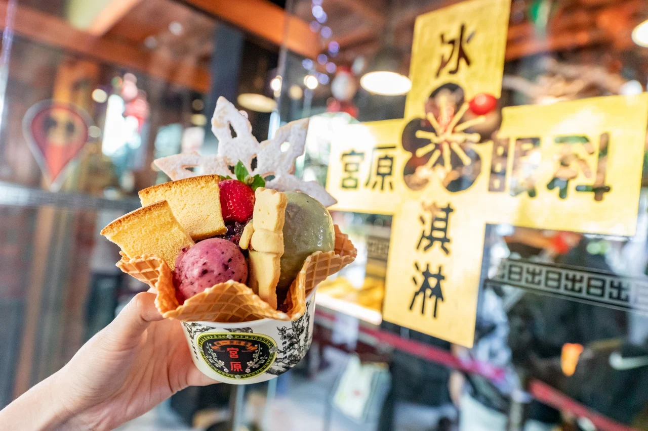 Gaomei Wetlands & Taichung Opera House & Zhongshe Flower Market & Miyahara Ice Cream & Rainbow Village One-Day Tour (with complimentary bubble tea)