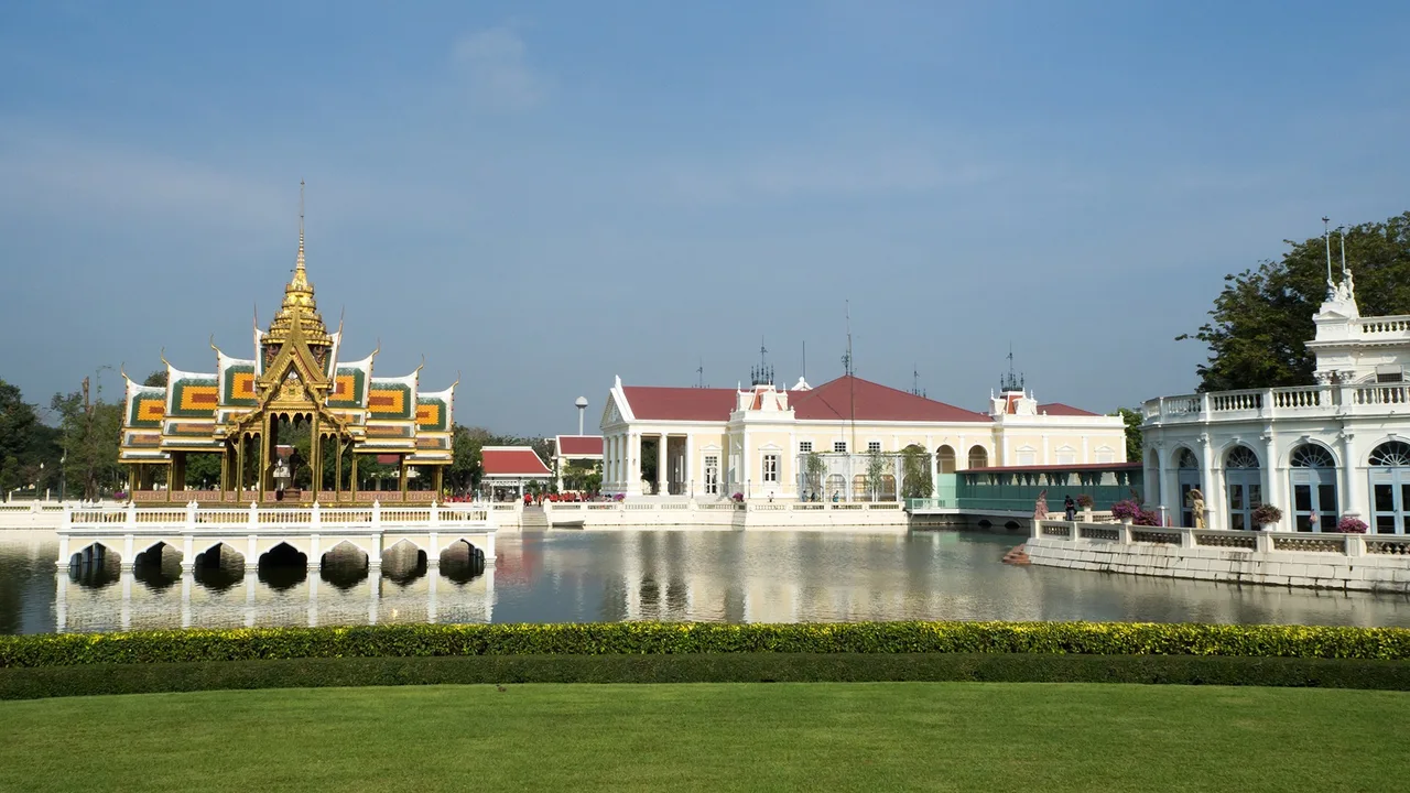 Ayutthaya Must-Visit Tour: Summer Palace, Floating Market & Temples 