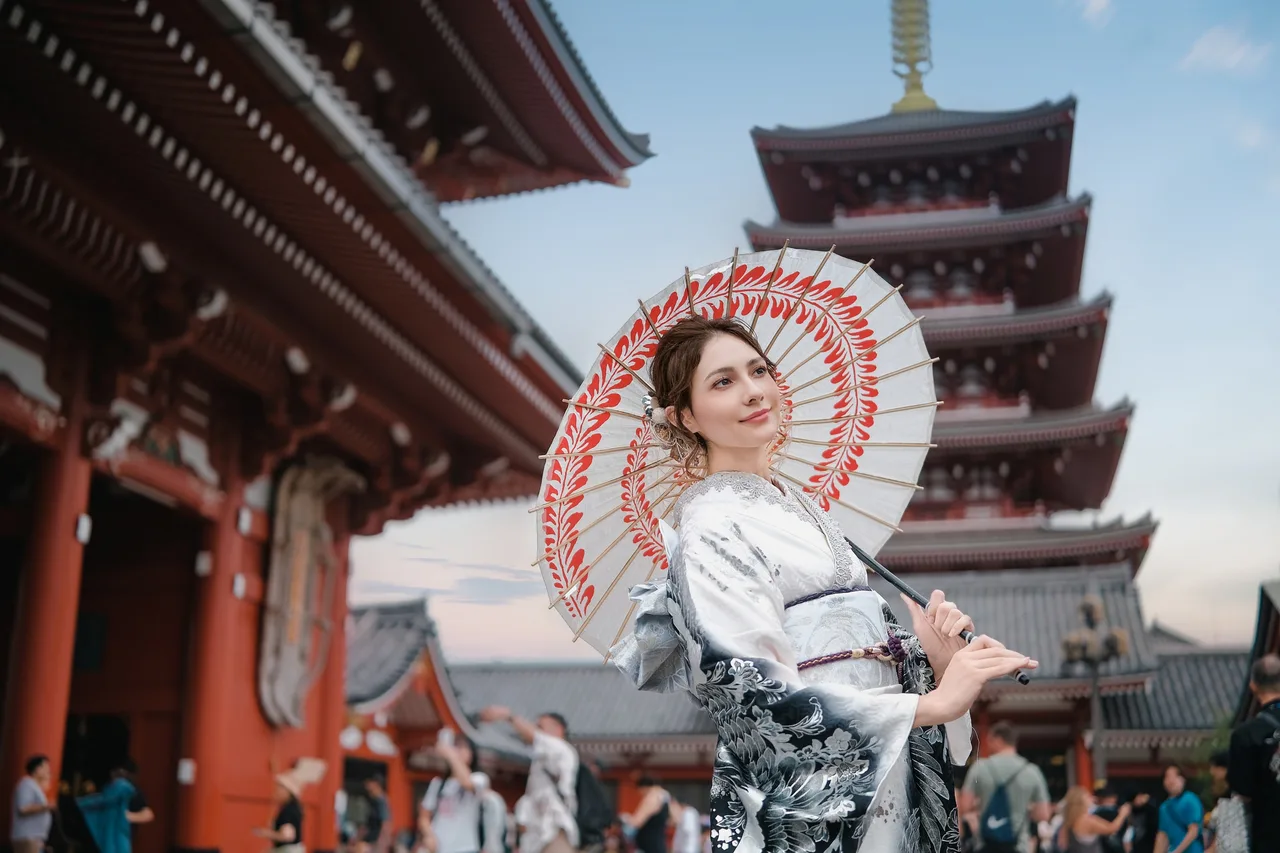 Asakusa Kimono & Furisode Rental Experience (Tokyo / Provided by Wasou Komachi Kanon)