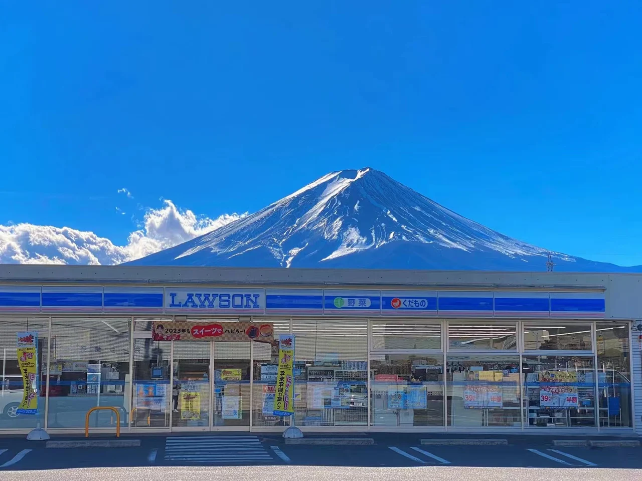 Mount Fuji popular scenic spot one-day tour: Ladder Town, Oshino Hakkai, Kawaguchiko, Lawson convenience store (departing from Tokyo Station or Shinjuku Station)