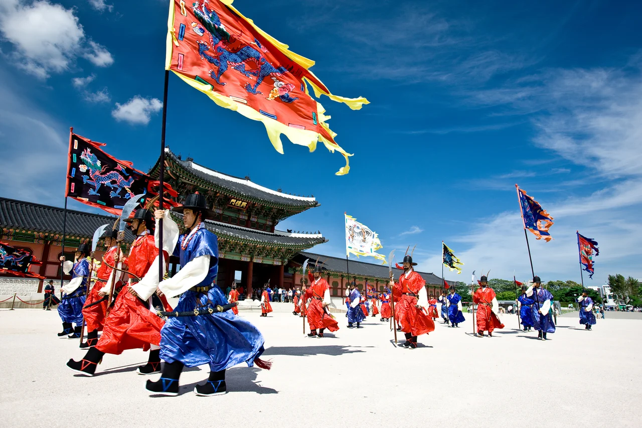 Gyeongbokgung Palace, Hanok Village, and GwangJang Tour in Seoul