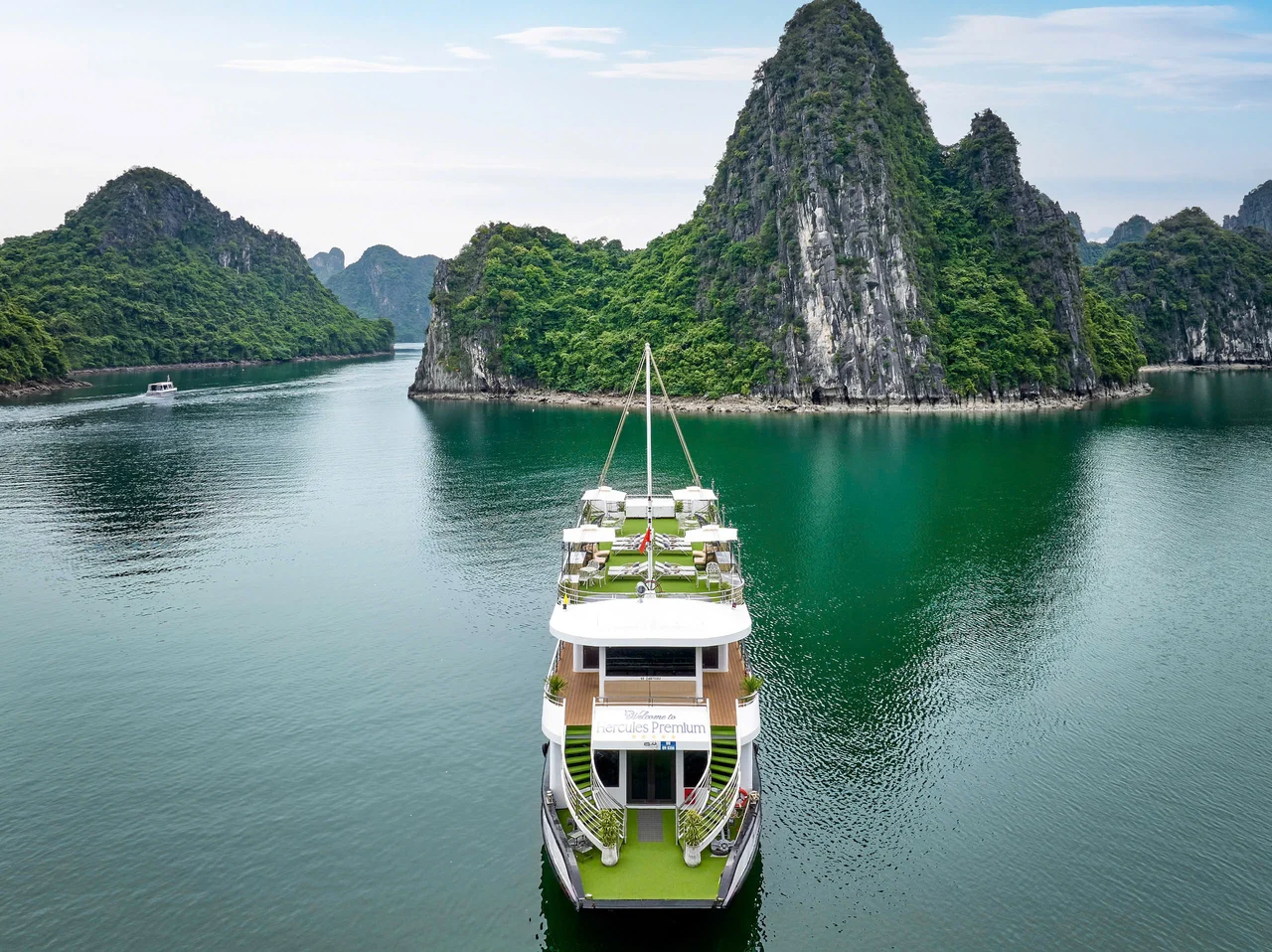 Hercules Premium Day Cruise: Ha Long Bay with Sung Sot & Ti Top