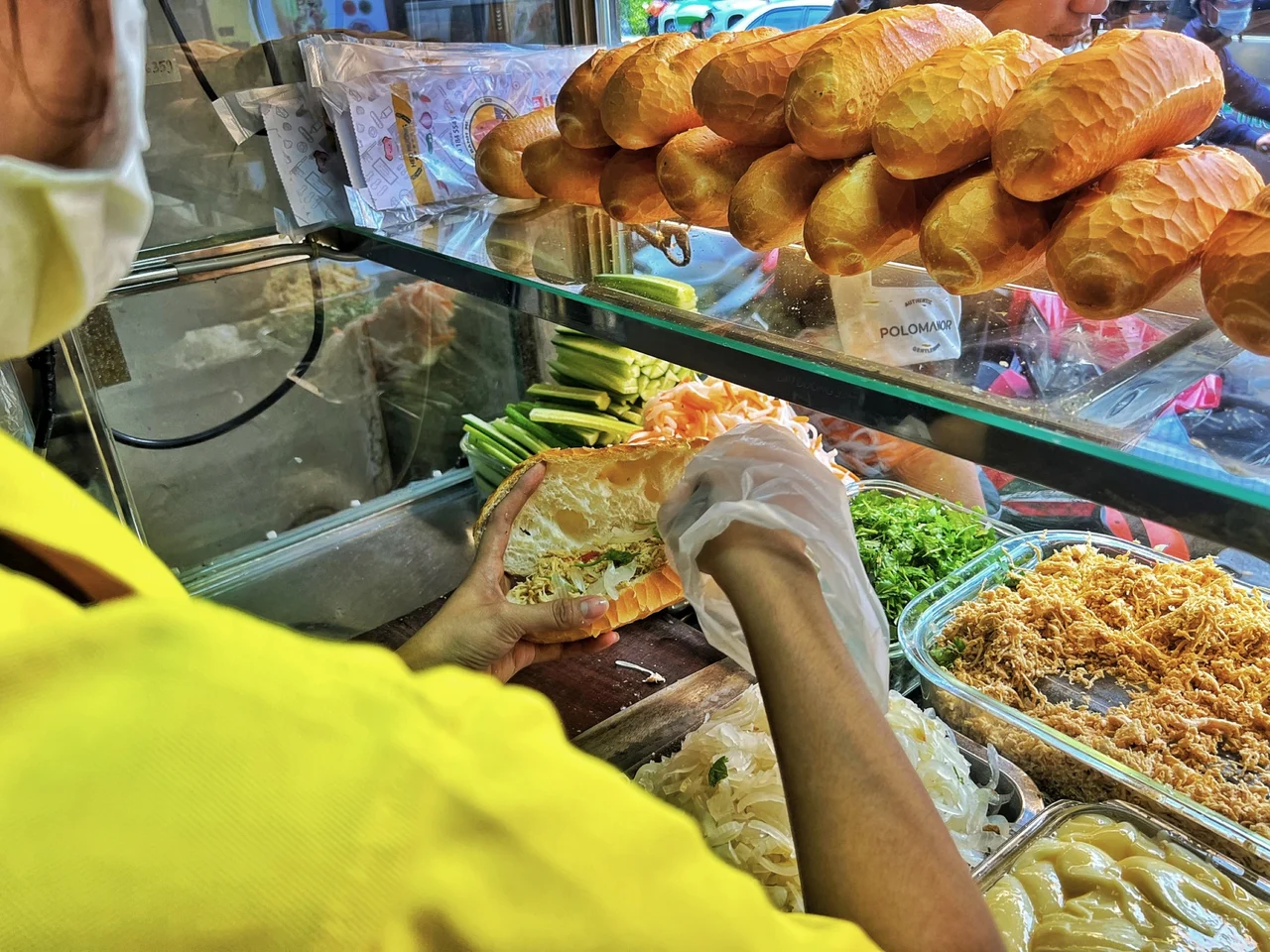Street Food & Sightseeing Tour with Aodai Rider in Ho Chi Minh City