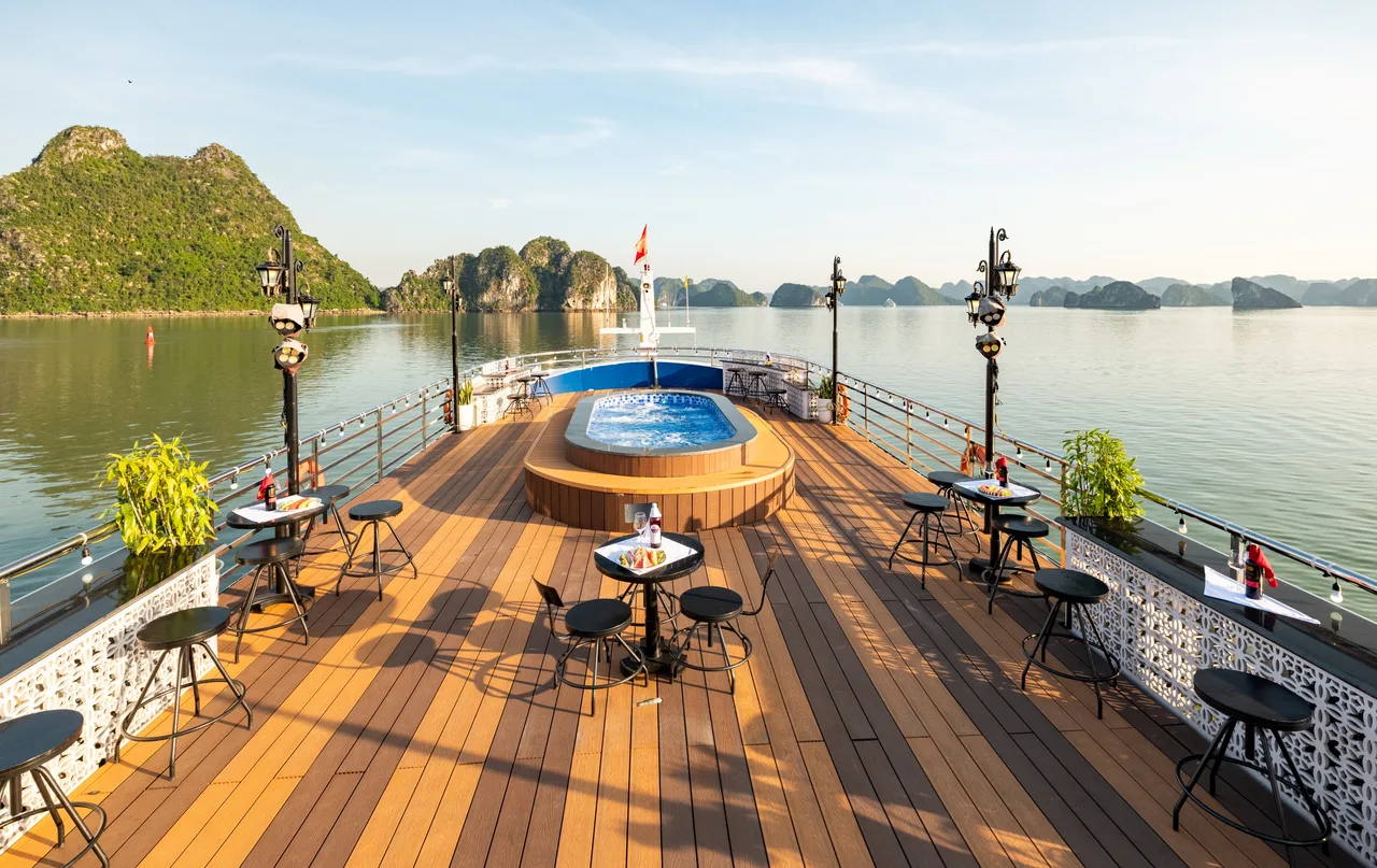 Jewels of the Bay Day Cruise: Ha Long Bay with Sung Sot & Ti Top